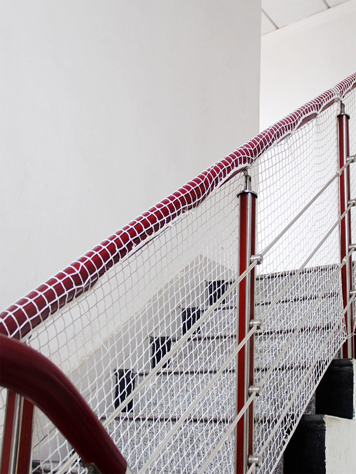 Staircase safety net installation